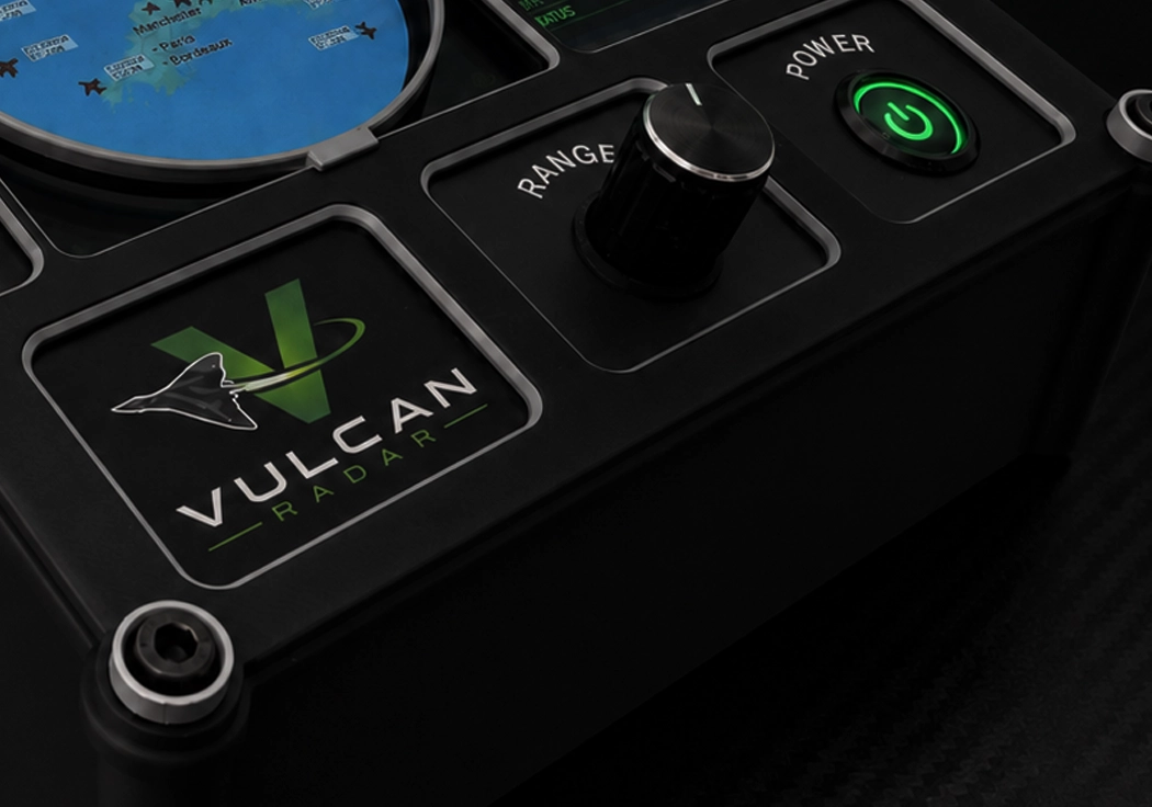Nærbilde av Vulcan Radar fysisk rekkeviddedial og opplyst strømknapp